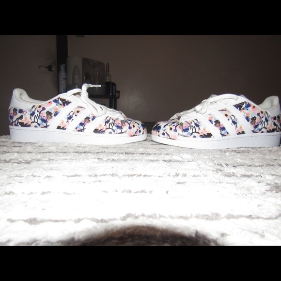 Adidas Women’s Shelltoes - Picture 4 of 5